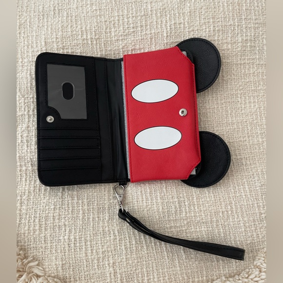 ADORABLE NWOT DISNEY MICKEY WALLET PHONE CASE WRISTLET - Picture 5 of 7